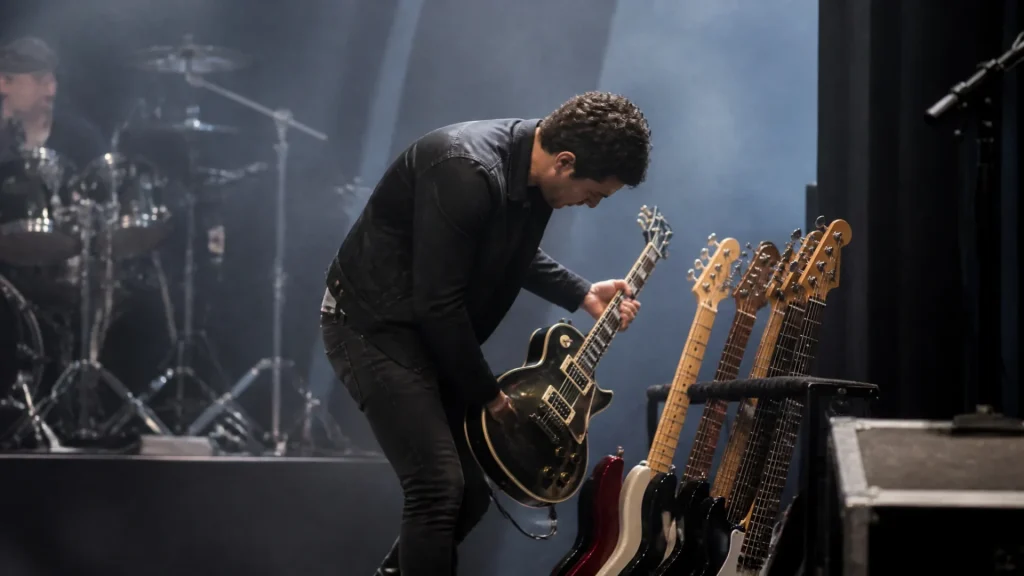 Pourquoi les musiciens changent-ils de guitare sur scène ?